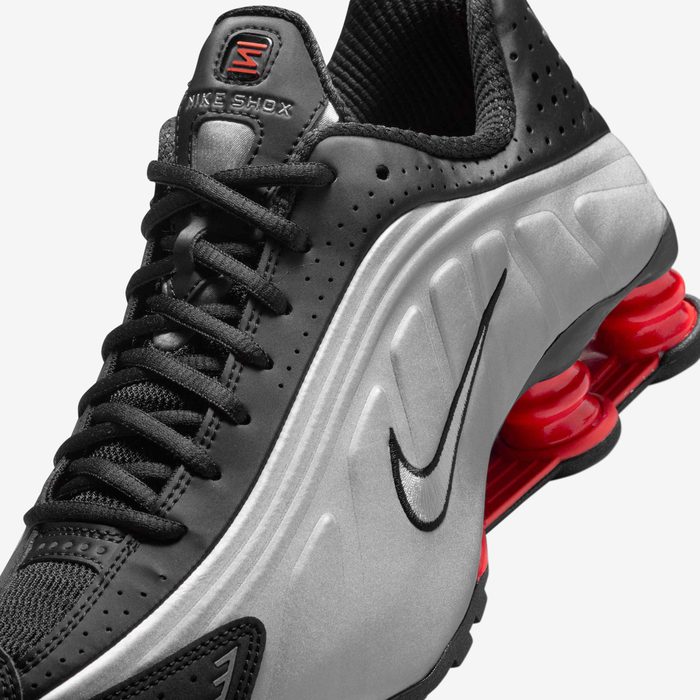 Nike Shox R4 Black Crimson Women’s Sneakers – AR3565-011